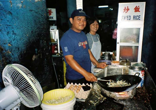 Garküche mit Wok in der Altstadt George Towns - Penang, Malaysia
