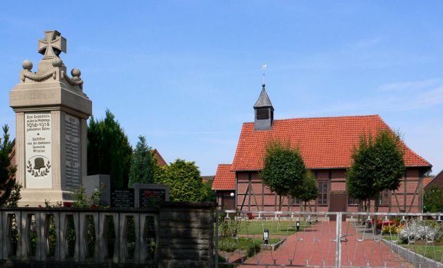 Winzlar, Stadt Rehburg-Loccum - Krieger-Ehrenmal und Fachwerk-Kapelle