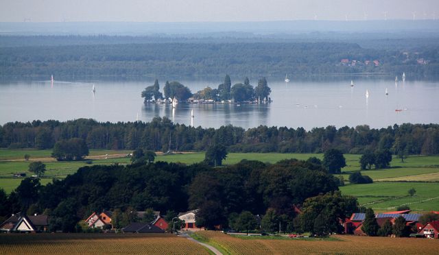 Ein Überblick über das Steinhuder Meer mit der Inselfestung Wilhelmstein - vom Kaliberg in Wunstorf-Bokeloh aus gesehen