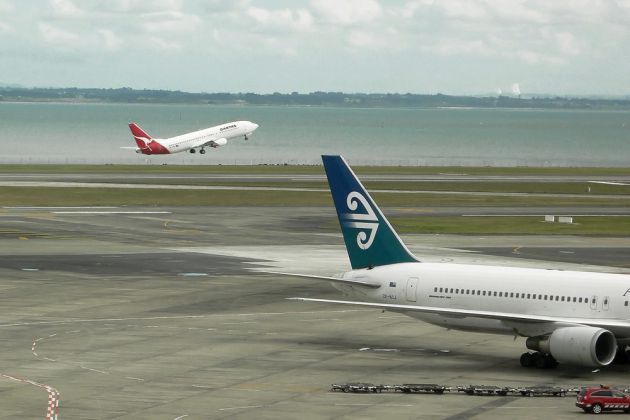 International Airport Auckland, New Zealand - eine startende Qantas Maschine