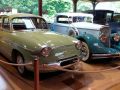 Maison de l'Automobile, das Automuseum von Lohéac in der Bretagne - Panhard PL 17, Baujahr 1961 vor einem Panhard x 73 Coupé Vulka, Baujahr 1935