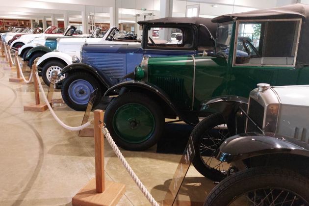 Maison de l'Automobile, das Automuseum von Lohéac in der Bretagne - die Parade sämtlicher je produzierter Peugeot-Cabriolets Maison de l'Automobile, das Automuseum von Lohéac in der Bretagne - die Parade sämtlicher je produzierter Peugeot-Cabriolets