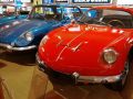 Maison de l'Automobile, das Automuseum von Lohéac in der Bretagne - Alpine A 108 Berlinette, Baujahr 1961 und Alpine A 110 GT 4 Baujahr 1968