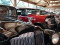 Maison de l'Automobile, das Automuseum von Lohéac in der Bretagne - die Halle mit verschiedenen Luxuskarossen aus Europa und den USA