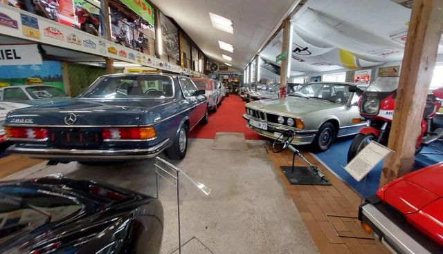 Ein Blick in die Halle zwei des Automuseums Nordsee nahe Norddeich Ein Blick in die Halle zwei des Automuseums Nordsee nahe Norddeich