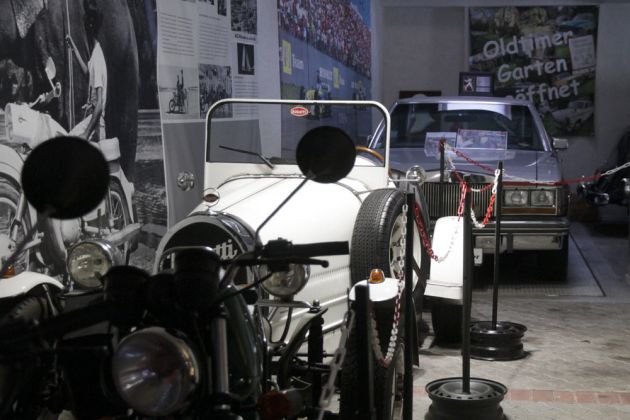 Das Automuseum Nossen - ein Bugatti-Nachbau von AHK vor einem Chevrolet-Oldtimer Das Automuseum Nossen - ein Bugatti-Nachbau von AHK vor einem Chevrolet-Oldtimer
