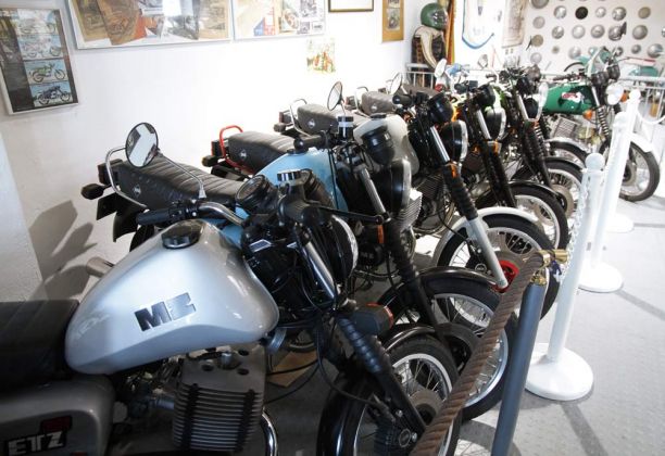 Automuseum Nossen - eine Reihe fabrikneuer MZ ETZ Motorräder der letzen Baureihe des VEB Motorradwerkes Zschopau Automuseum Nossen - eine Reihe fabrikneuer MZ ETZ Motorräder der letzen Baureihe des VEB Motorradwerkes Zschopau