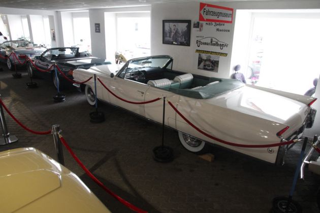 Automuseum Nossen - eine Reihe Oldtimer mit einem offenen Cadillac Automuseum Nossen - eine Reihe Oldtimer mit einem offenen Cadillac