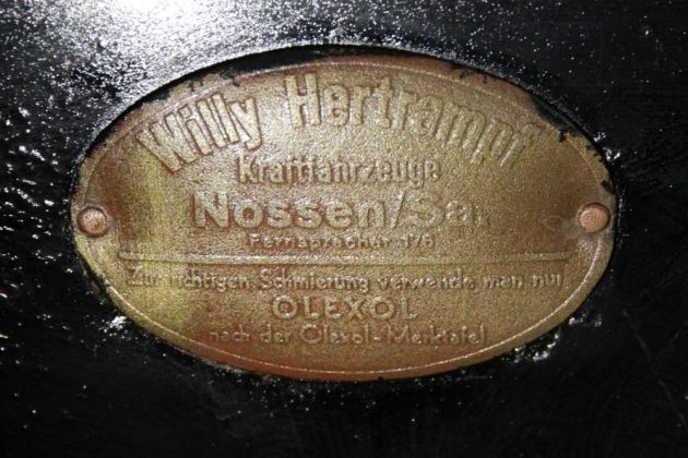 Automuseum Nossen - die Hertrampf-Plakette an der Motorhaube eines Hanomag der Vorkriegszeit Automuseum Nossen - die Hertrampf-Plakette an der Motorhaube eines Hanomag der Vorkriegszeit