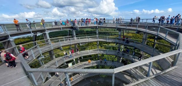 Der Aussichtsturm 'Adlerhorst' am Baumwipfelpfad des Naturerbe Zentrums Rügen Der Aussichtsturm 'Adlerhorst' am Baumwipfelpfad des Naturerbe Zentrums Rügen