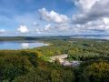 Der Aussichtsturm 'Adlerhorst' des Naturerbe Zentrums Rügen - der Blick auf den Jasmunder Bodden und auf die Proraer Wiek
