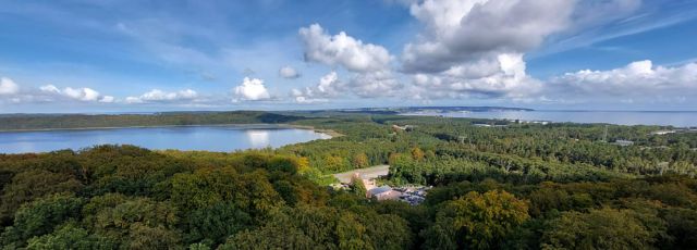 Der Aussichtsturm 'Adlerhorst' des Naturerbe Zentrums Rügen - der Blick auf den Jasmunder Bodden und auf die Proraer Wiek Der Aussichtsturm 'Adlerhorst' des Naturerbe Zentrums Rügen - der Blick auf den Jasmunder Bodden und auf die Proraer Wiek