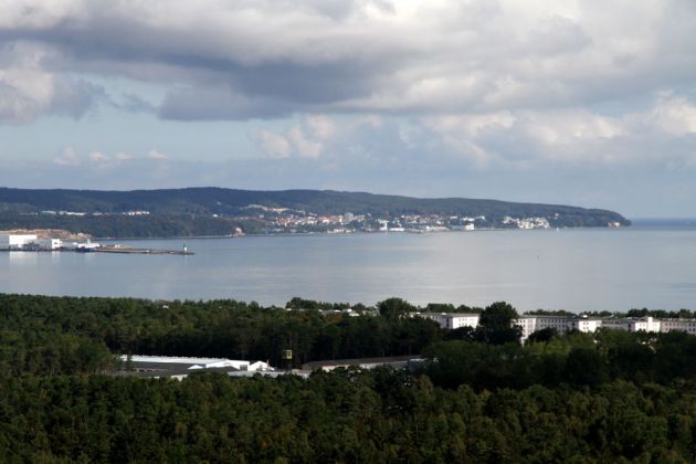 Der Aussichtsturm 'Adlerhorst' des Naturerbe Zentrums Rügen - der Blick auf Prora, die Proraer Wiek und auf die Stubnitz Der Aussichtsturm 'Adlerhorst' des Naturerbe Zentrums Rügen - der Blick auf Prora, die Proraer Wiek und auf die Stubnitz