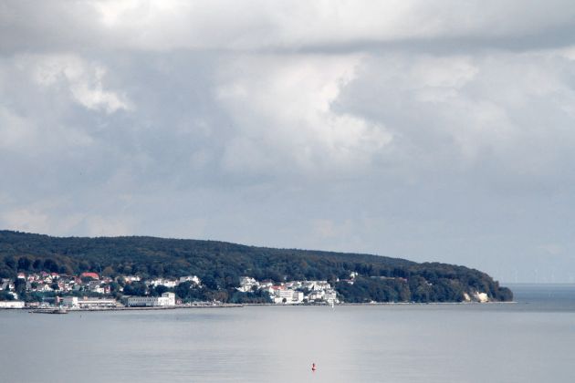 Der Aussichtsturm 'Adlerhorst' des Naturerbe Zentrums Rügen - der Blick auf die Hafenstadt Sassnitz und die Stubnitz Der Aussichtsturm 'Adlerhorst' des Naturerbe Zentrums Rügen - der Blick auf die Hafenstadt Sassnitz und die Stubnitz