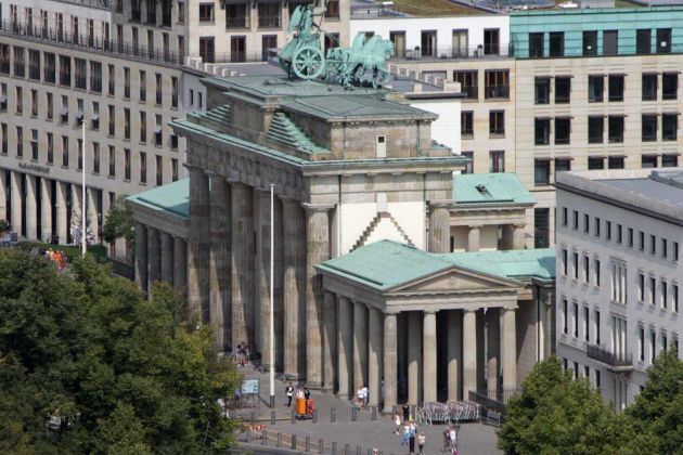 Das Brandenburger Tor in Berlin-Mitte - aufgenommen von der Aussichtsplattform am Potsdamer Platz Das Brandenburger Tor in Berlin-Mitte - aufgenommen von der Aussichtsplattform am Potsdamer Platz