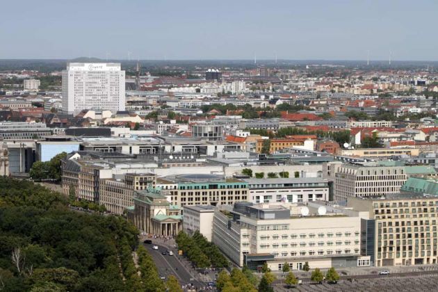 Berlin von oben - der Blick vom Tiergarten zum Brandenburger Tor bis zum Charité-Hochhaus Berlin von oben - der Blick vom Tiergarten zum Brandenburger Tor bis zum Charité-Hochhaus