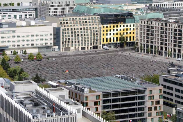 Das Denkmal für die ermordeten Juden Europas, das Holocaust-Mahnmal an der Cora-Berliner-Straße 1 in Berlin Das Denkmal für die ermordeten Juden Europas, das Holocaust-Mahnmal an der Cora-Berliner-Straße 1 in Berlin