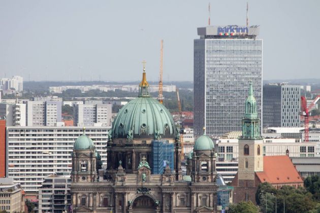 Berlin von oben - Berlin-Mitte mit dem Berliner Dom, der St. Marienkirche und dem Park Inn Hotel-Hochhaus am Alexanderplatz Berlin von oben - Berlin-Mitte mit dem Berliner Dom, der St. Marienkirche und dem Park Inn Hotel-Hochhaus am Alexanderplatz