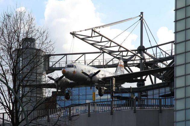 Berlin-Kreuzberg - der 'schwebende Rosinenbomber' an der Aussenfassade des Technikmuseums Berlin Berlin-Kreuzberg - der 'schwebende Rosinenbomber' an der Aussenfassade des Technikmuseums Berlin