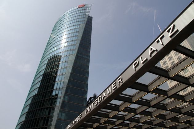 Der Potsdamer Platz in Berlin - der DB-Tower Der Potsdamer Platz in Berlin - der DB-Tower