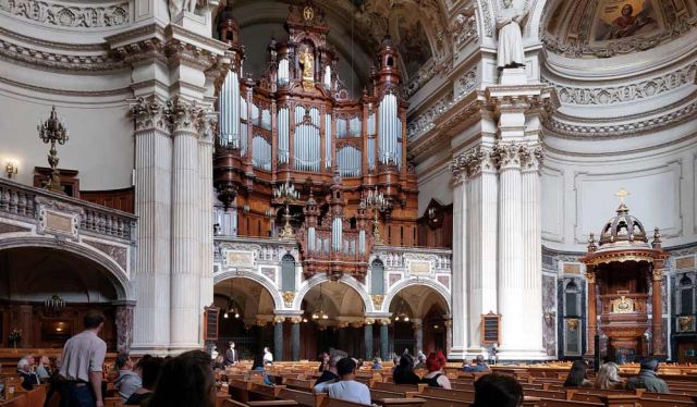 Der Berliner Dom am Lustgarten - die Innenansicht mit der Orgel und der Kanzel Der Berliner Dom am Lustgarten - die Innenansicht mit der Orgel und der Kanzel