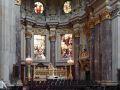 Der Berliner Dom am Lustgarten - die Innenansicht mit dem Altarraum sowie seinem Altartisch aus weissem Marmor und gelblichem Onyx