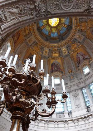 Der Berliner Dom am Lustgarten - die Innenansicht der Kuppel mit den Mosaiken und Seligpreisungen aus der Bergpredigt Der Berliner Dom am Lustgarten - die Innenansicht der Kuppel mit den Mosaiken und Seligpreisungen aus der Bergpredigt