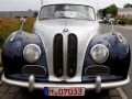 Die Front eines BMW 501, ausgeliefert im Januar 1954, mit silbergrauer und dunkelblauer Zweifarb-Lackierung