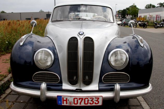 Die Front eines BMW 501, ausgeliefert im Januar 1954, mit silbergrauer und dunkelblauer Zweifarb-Lackierung