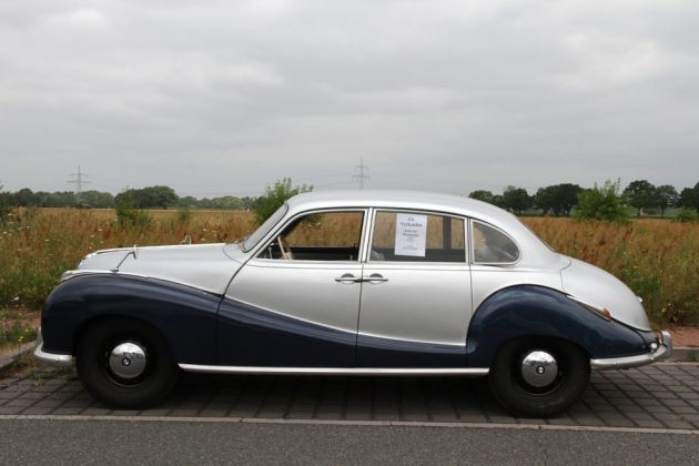 Die Seitenansicht eines BMW 501, ausgeliefert im Januar 1954, mit silbergrauer und dunkelblauer Zweifarb-Lackierung