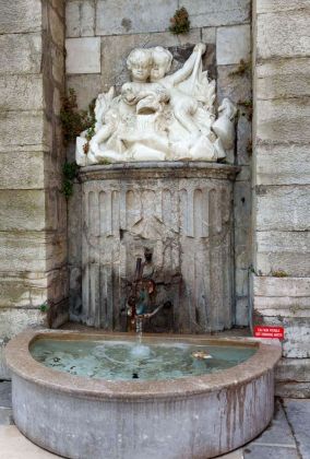 Boulogne-sur-Mer an der Côte d’Opale - der Brunnen 'Fontaine Louis XVI' am Stadttor Porte Gayole Boulogne-sur-Mer an der Côte d’Opale - der Brunnen 'Fontaine Louis XVI' am Stadttor Porte Gayole