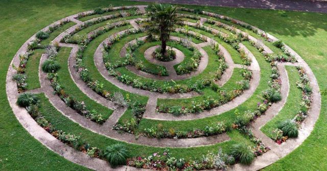 Boulogne-sur-Mer an der Côte d’Opale - das Blumen-Labyrinth in den Wallanlagen Boulogne-sur-Mer an der Côte d’Opale - das Blumen-Labyrinth in den Wallanlagen