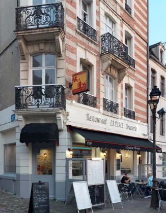 Boulogne-sur-Mer an der Côte d’Opale - ein Restaurant am Place Godefroy de Bouillon Boulogne-sur-Mer an der Côte d’Opale - ein Restaurant am Place Godefroy de Bouillon