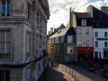 Boulogne-sur-Mer an der C&ocirc;te d&rsquo;Opale - der Place Godefroy de Bouillon im Abendlicht, links das Palais imp&eacute;rial, rechts eine gem&uuml;tliche Bar und ein Caf&eacute;&nbsp;