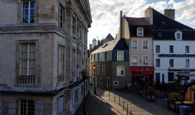 Boulogne-sur-Mer an der Côte d’Opale - der Place Godefroy de Bouillon im Abendlicht, links das Palais impérial, rechts eine gemütliche Bar und ein Café Boulogne-sur-Mer an der Côte d’Opale - der Place Godefroy de Bouillon im Abendlicht, links das Palais impérial, rechts eine gemütliche Bar und ein Café