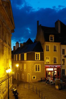 Boulogne-sur-Mer an der Côte d’Opale - der Place Godefroy de Bouillon im Abendlicht Boulogne-sur-Mer an der Côte d’Opale - der Place Godefroy de Bouillon im Abendlicht