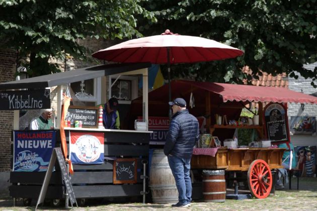Vesting Bourtange - ein Verkaufsstand für holländischen Matjes auf dem historischen Marktplatz Vesting Bourtange - ein Verkaufsstand für holländischen Matjes auf dem historischen Marktplatz