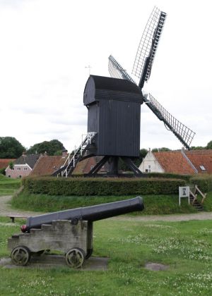Vesting Bourtange - eine alte Kanone vor der historischen Bockwindmühle Vesting Bourtange - eine alte Kanone vor der historischen Bockwindmühle