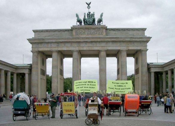 Bundeshauptstadt Berlin - der Pariser Platz vor dem Brandenburger Tor ist beliebt für politische Demonstrationen aller Art