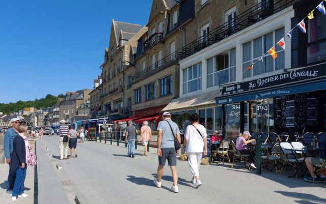 Cancale an der Côte d’Émeraude - die Promenade Quai Gambetta mit ihren zahlreichen Restaurants Cancale an der Côte d’Émeraude - die Promenade Quai Gambetta mit ihren zahlreichen Restaurants