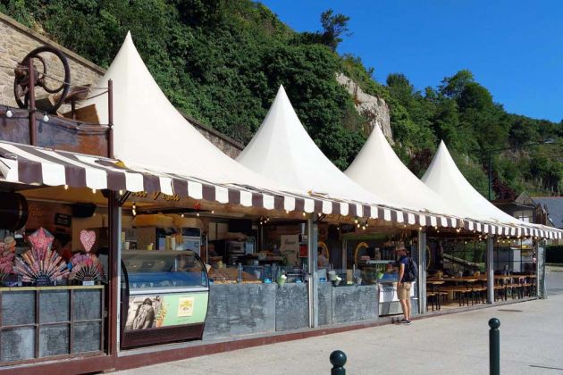 Marché aux huîtres - der berühmte Austernmarkt an der Rue des Parcs Port de la Houle in Cancale Marché aux huîtres - der berühmte Austernmarkt an der Rue des Parcs Port de la Houle in Cancale