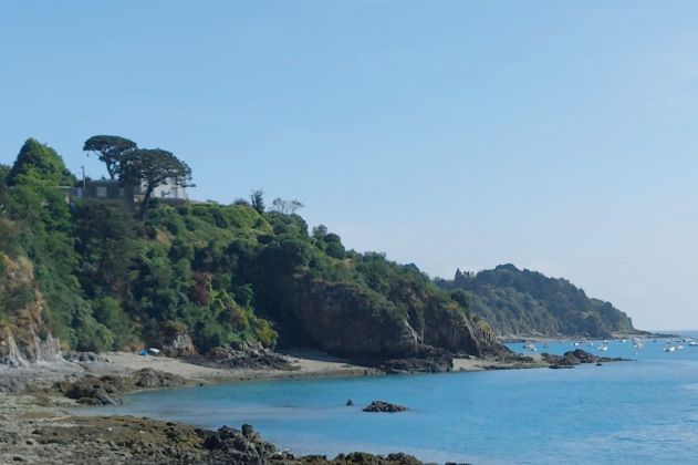 Cancale an der Côte d’Émeraude - ein Ausblick auf die zerklüftete Granitküste und das smaragdgrüne Meer Cancale an der Côte d’Émeraude - ein Ausblick auf die zerklüftete Granitküste und das smaragdgrüne Meer