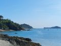 Cancale an der C&ocirc;te d&rsquo;&Eacute;meraude - ein Ausblick auf die zerkl&uuml;ftete Granitk&uuml;ste und das smaragdgr&uuml;ne Meer