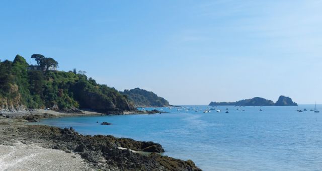 Cancale an der Côte d’Émeraude - ein Ausblick auf die zerklüftete Granitküste und das smaragdgrüne Meer Cancale an der Côte d’Émeraude - ein Ausblick auf die zerklüftete Granitküste und das smaragdgrüne Meer
