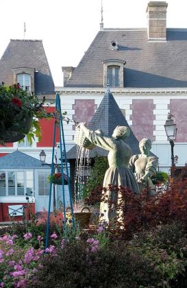 Der Brunnen der Austernwäscherinnen an der Place de la République in der historischen Oberstadt von Cancale Der Brunnen der Austernwäscherinnen an der Place de la République in der historischen Oberstadt von Cancale