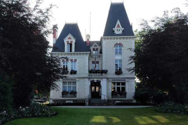 Die historische Oberstadt von Cancale - die Mairie in der Rue du Port, das Rathaus von Cancale Die historische Oberstadt von Cancale - die Mairie in der Rue du Port, das Rathaus von Cancale