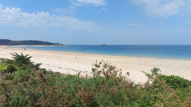 Der endlos lange, feinsandige Strand des Badeortes Sables-d’or-les-pins