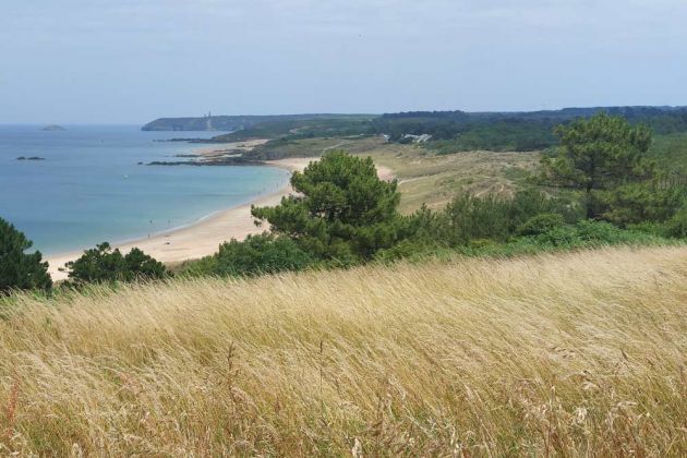 Der Blick vom Badestrand 'Anse du Croc' nahe Pléhérel auf das Cap Fréhel Der Blick vom Badestrand 'Anse du Croc' nahe Pléhérel auf das Cap Fréhel