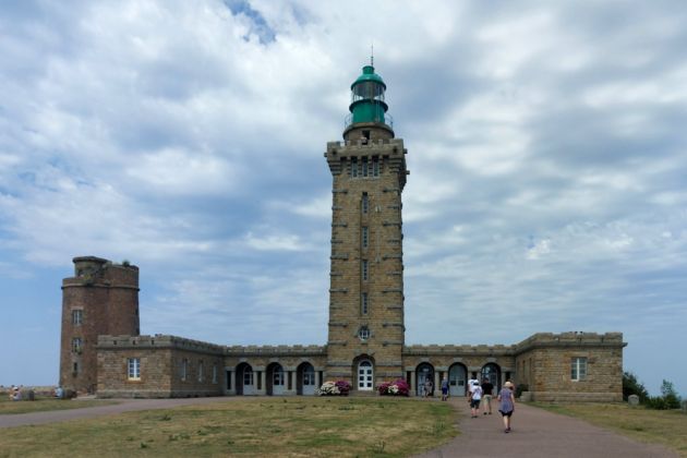 Der neue Leuchtturm am Cap Fréhel an der Côte d’Émeraude - der Phare du Cap Fréhel, Baujahre 1946 bis 1950, Höhe 33 Meter Der neue Leuchtturm am Cap Fréhel an der Côte d’Émeraude - der Phare du Cap Fréhel, Baujahre 1946 bis 1950, Höhe 33 Meter