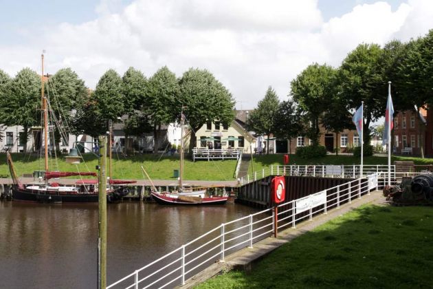 Carolinensiel in Ostfriesland - der Museumshafen auf der Harle mit historischen Plattboden-Seglern Carolinensiel in Ostfriesland - der Museumshafen auf der Harle mit historischen Plattboden-Seglern
